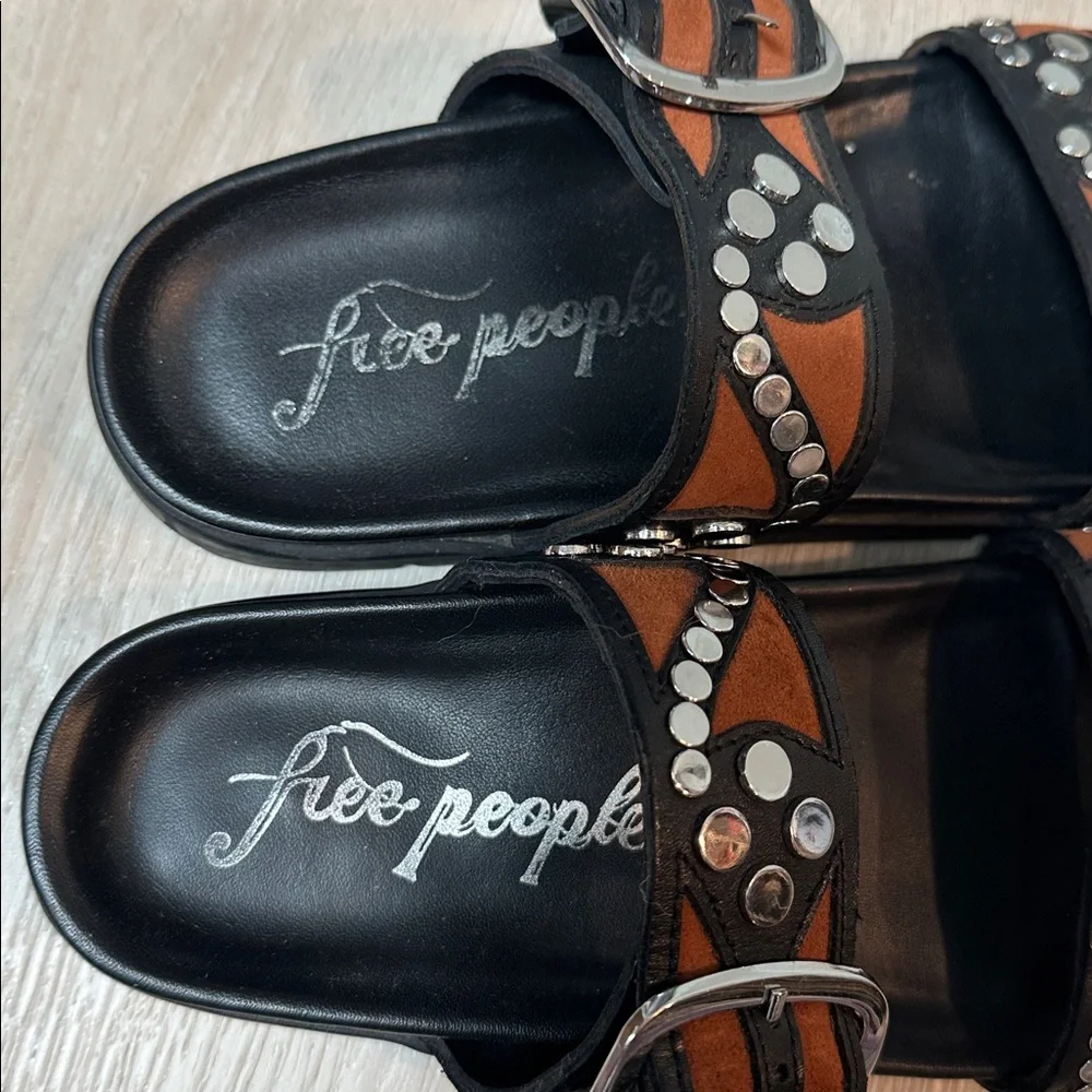 Free People size 9 large buckle studded leather sandals brown and black - Picture 2 of 6